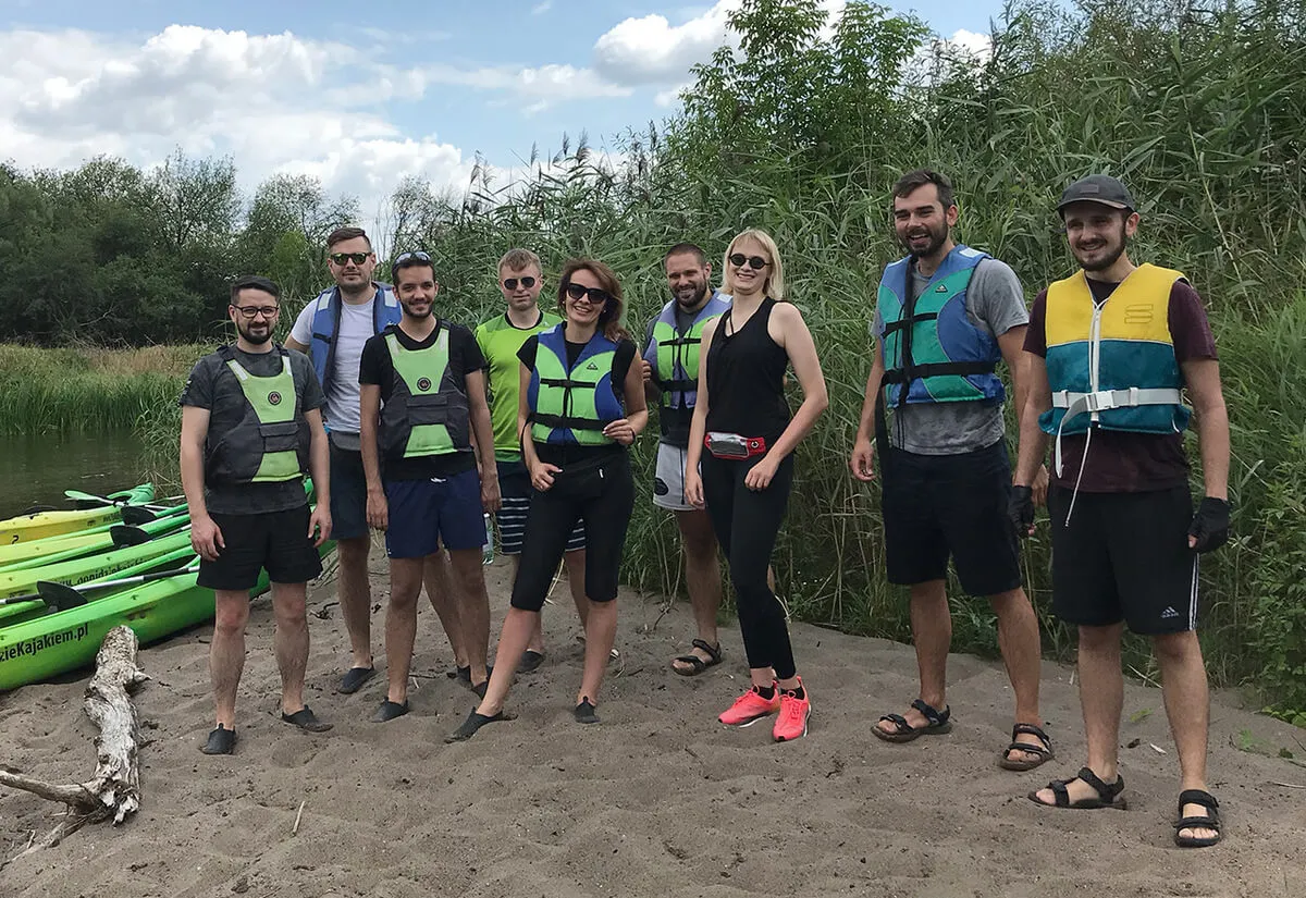 Zdjęcie grupowe team nexocode wyjazd integracyjny kajaki